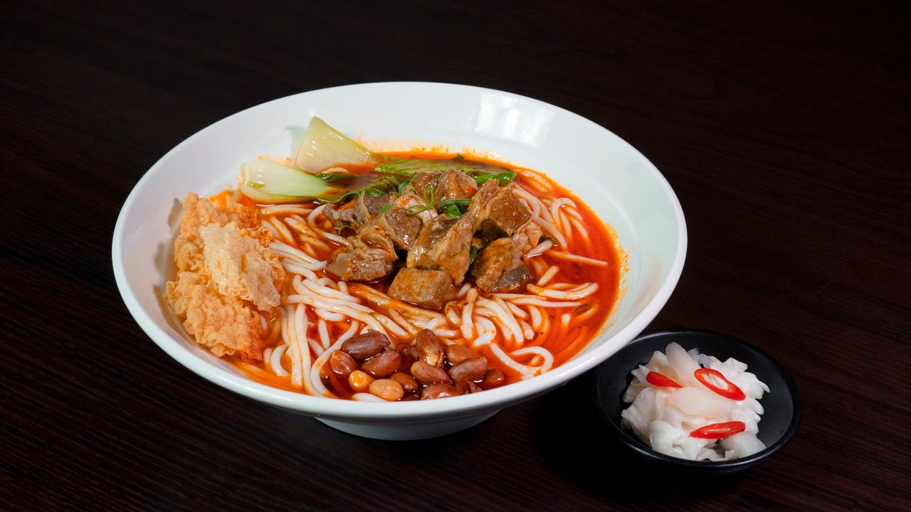 28. Hot & Spicy Beef Brisket Rice Noodle in Soup / 麻辣牛腩湯米粉