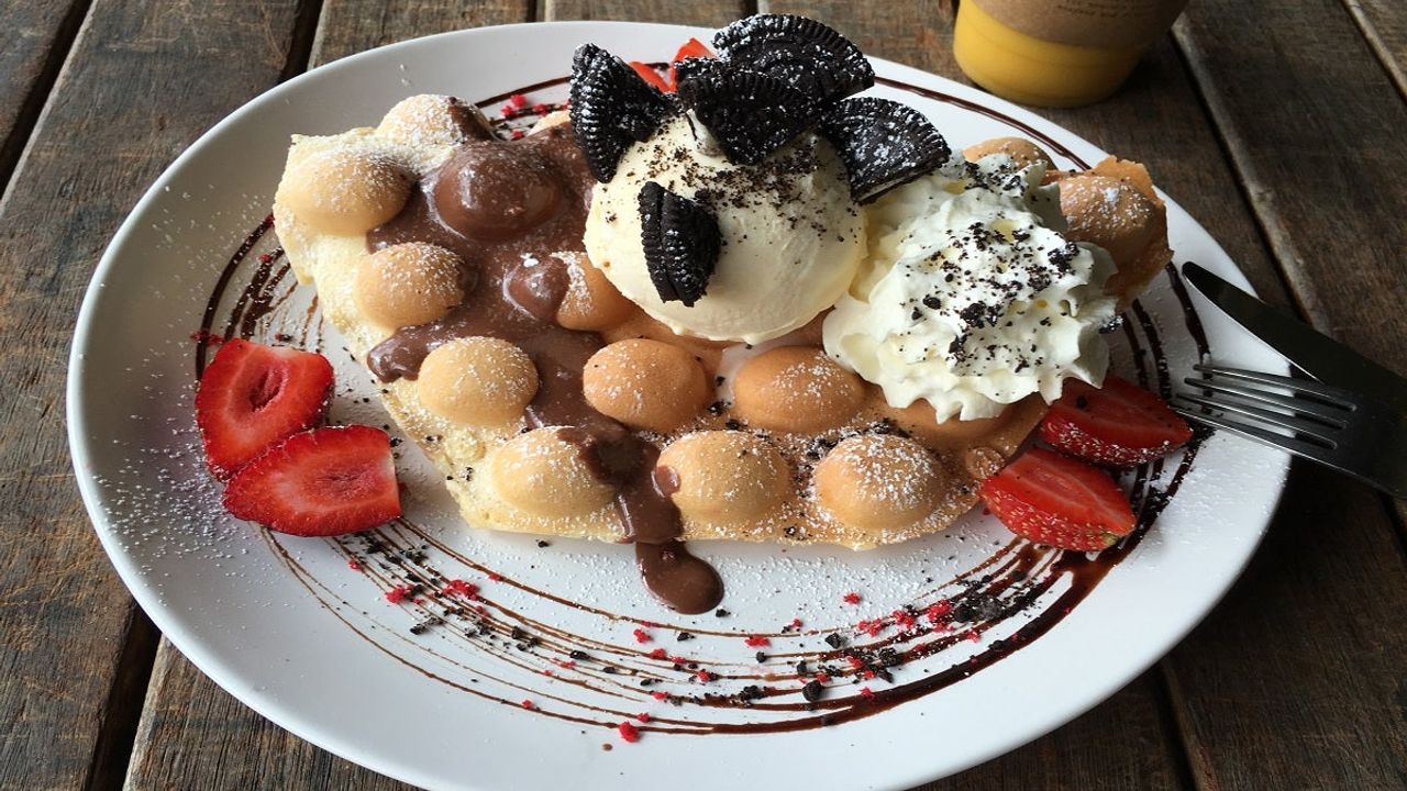 Nutella Oreo Strawberry Egg Waffle