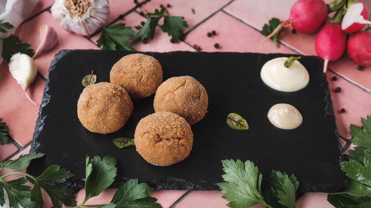 Croquetas caseras de queso cabrales y nueces