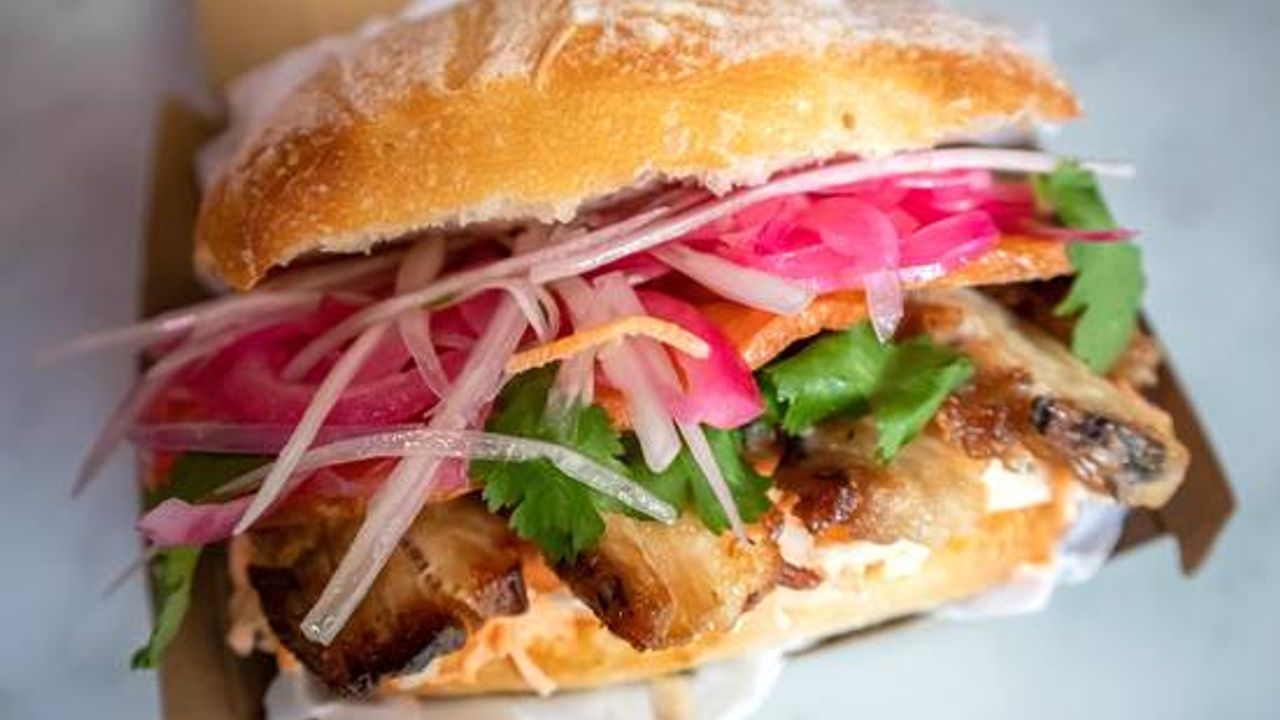 Pan Con Chicharron