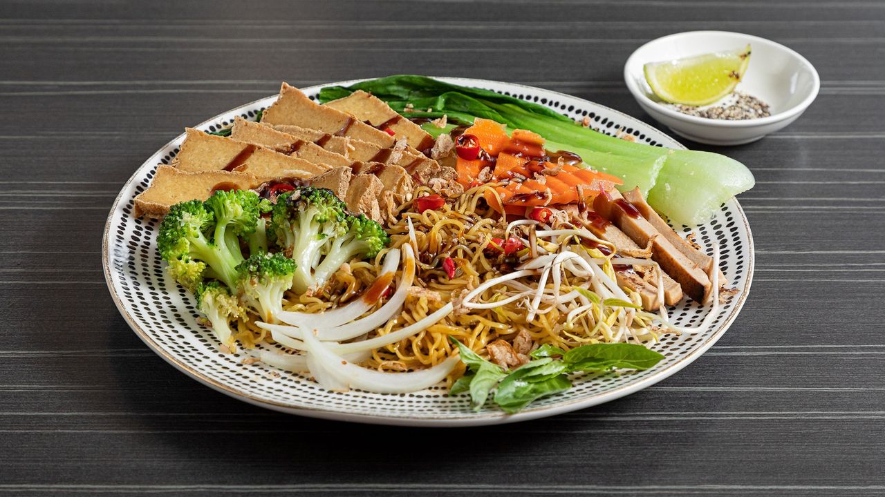 'Mii Chay' (Vegetarian Stir Fried Egg Noodles)