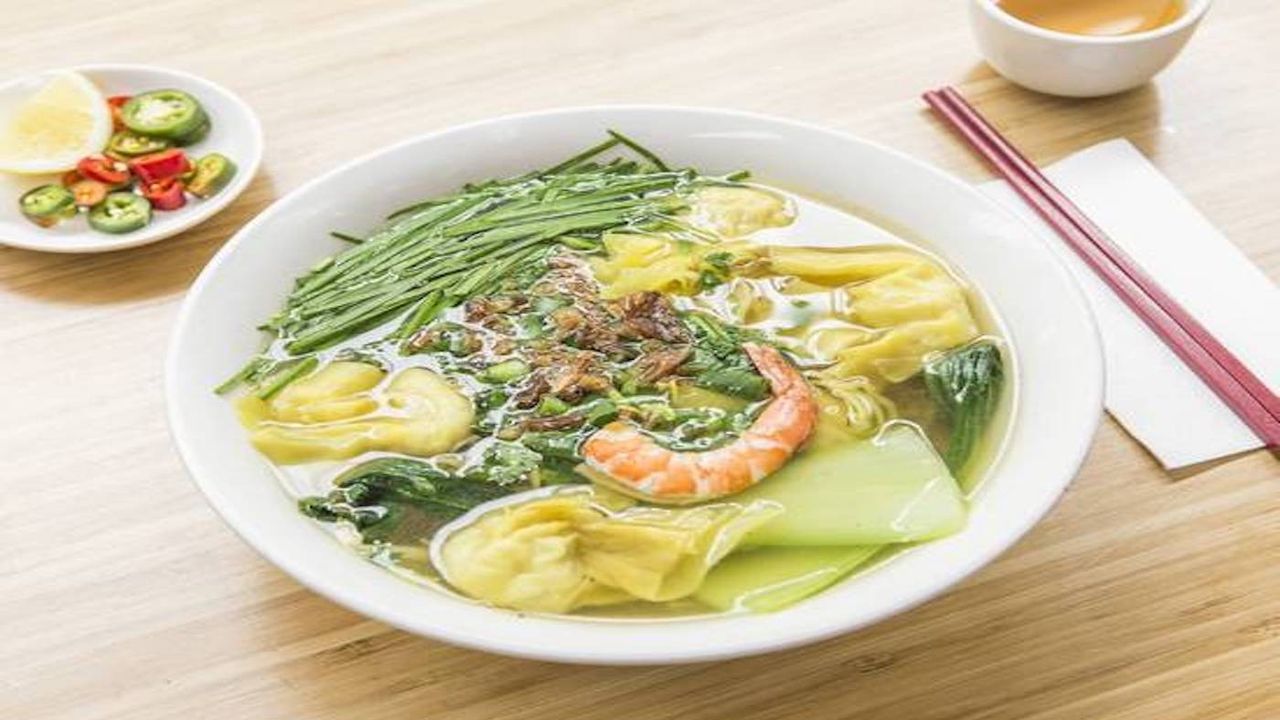 Noodles soup with wonton.
