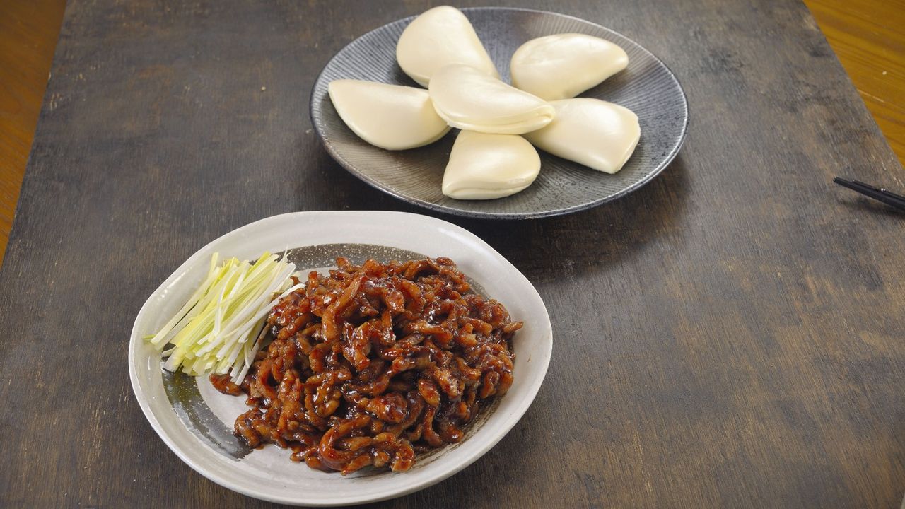 412 Shredded Pork in Peking Sauce served with Lotus Buns