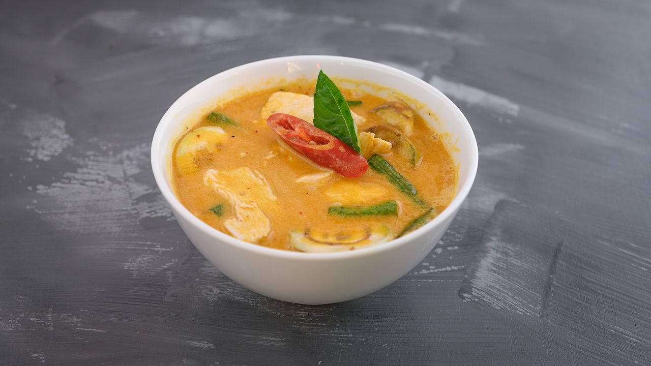 Main Serve Red Curry (served w/ complimentary rice)