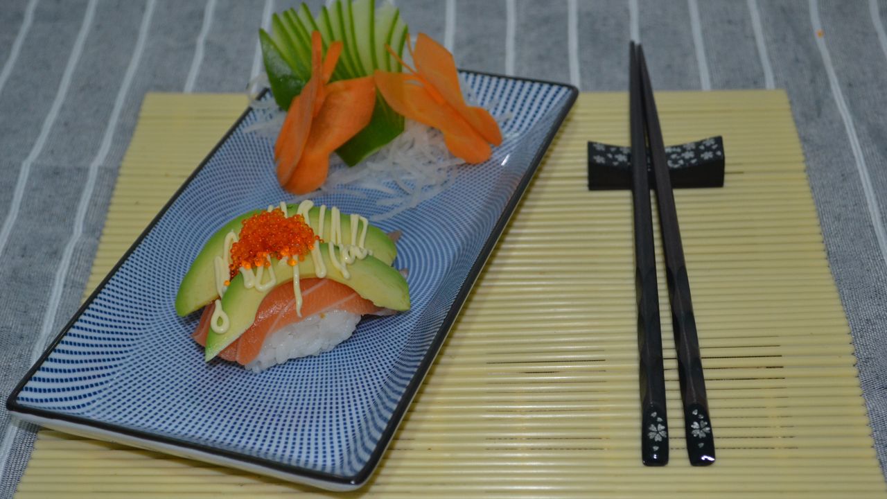 Salmon & Avocado Nigiri (2pc)