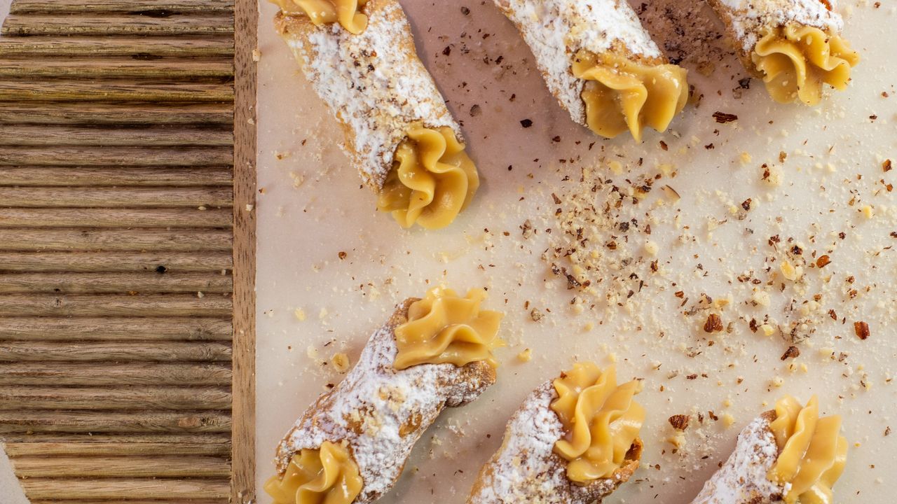 Box of 21 Small Hazelnut Cannoli