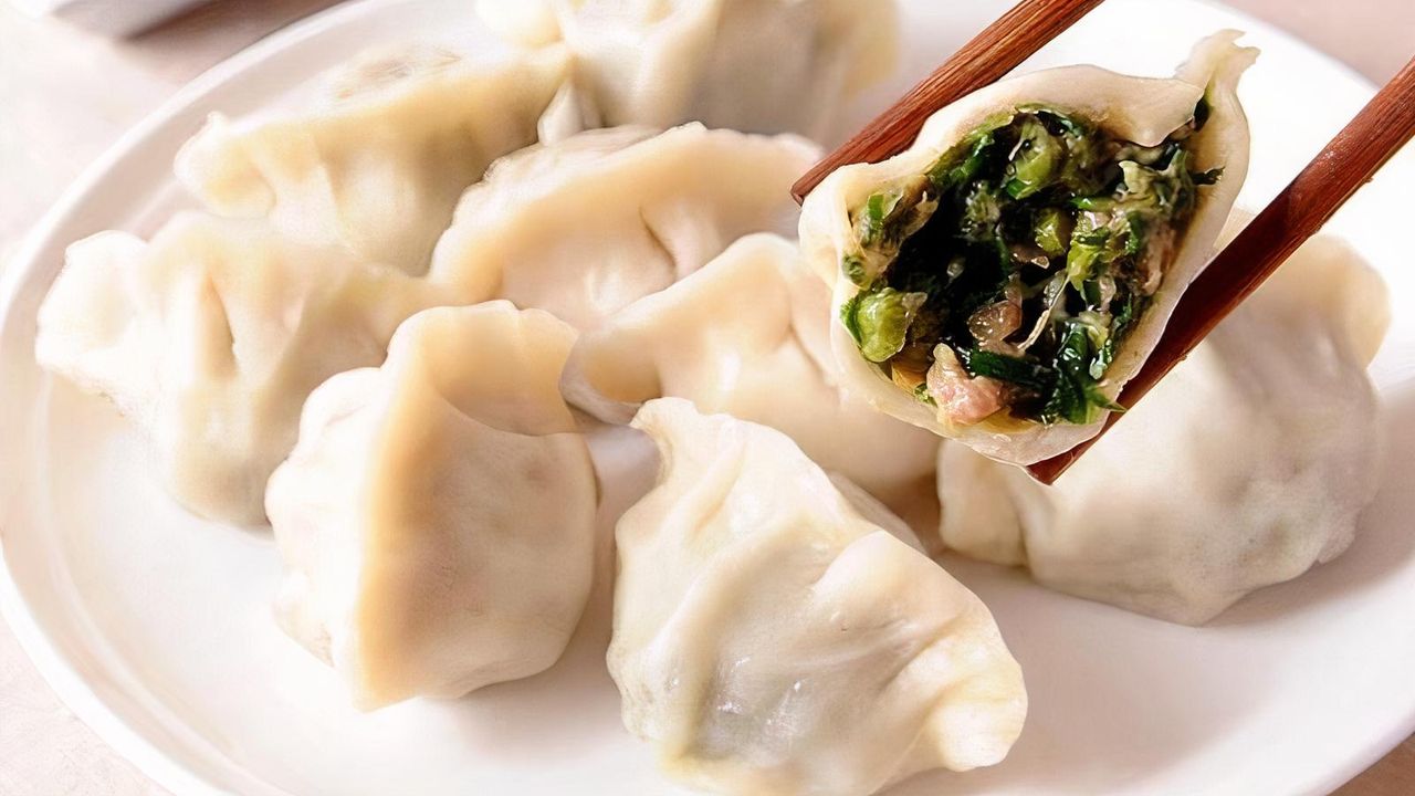 T15. Steamed Chicken and Chive Dumplings (8pcs)