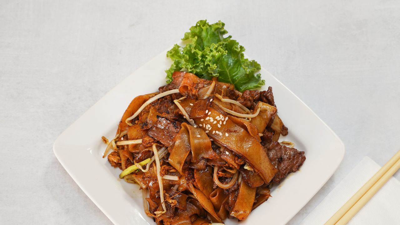 Stir Fried Beef with River Noodles
