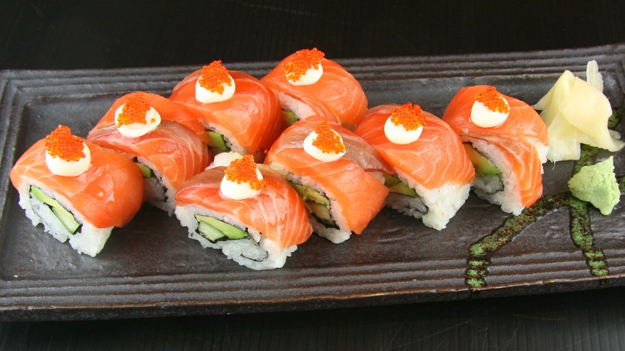 Salmon Avocado Roll - 8 Pieces