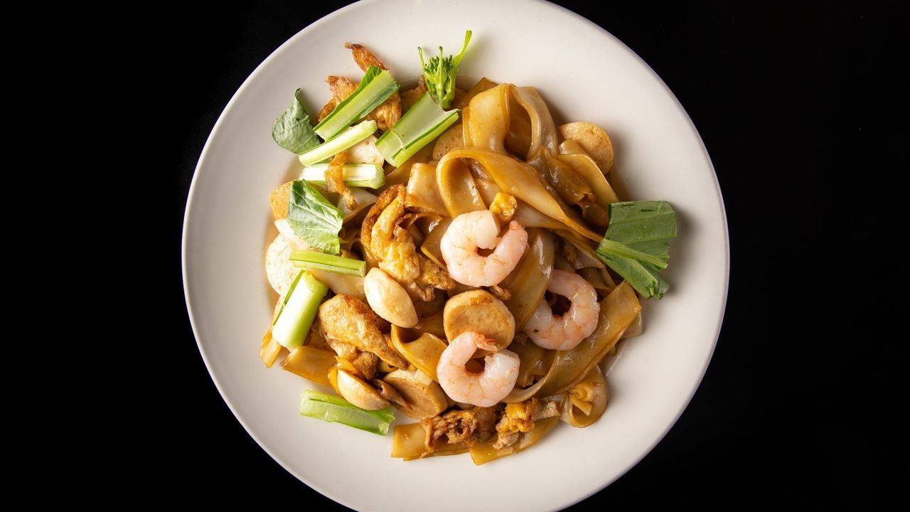 Kwetiaw Goreng Seafood (Rice Noodle Seafood)