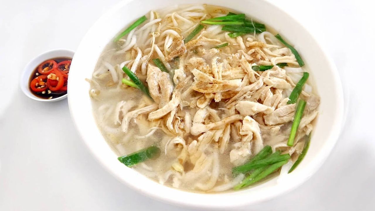 Ipoh Shredded Chicken Noodle Soup