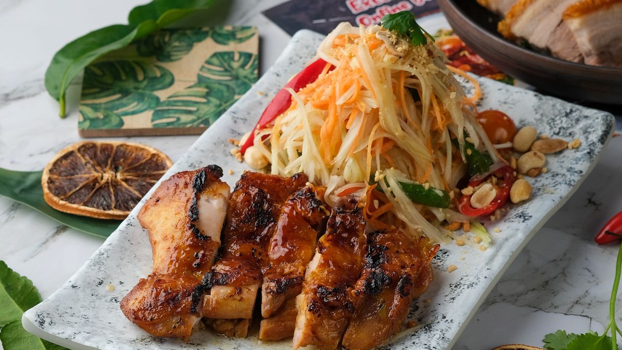 (New menu) BBQ Chicken with Papaya Salad (Spicy)