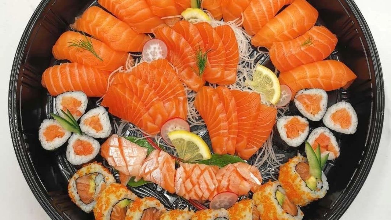 SALMON SUSHI SASHIMI