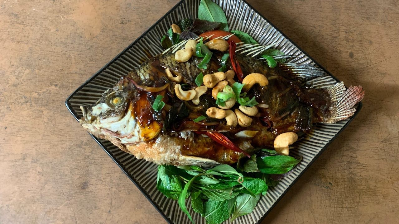 Pla thod sam rod (Fish with Tamarind sauce)