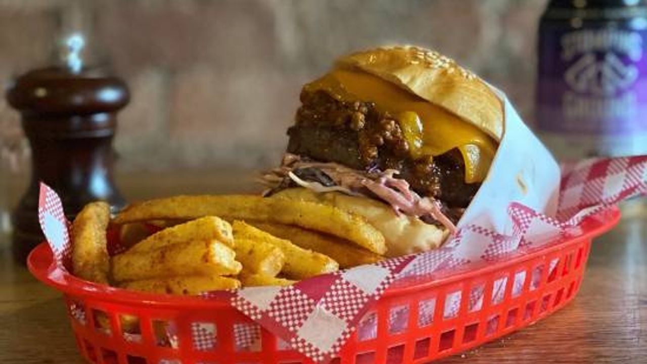 Chilli Cheeseburger + Chips