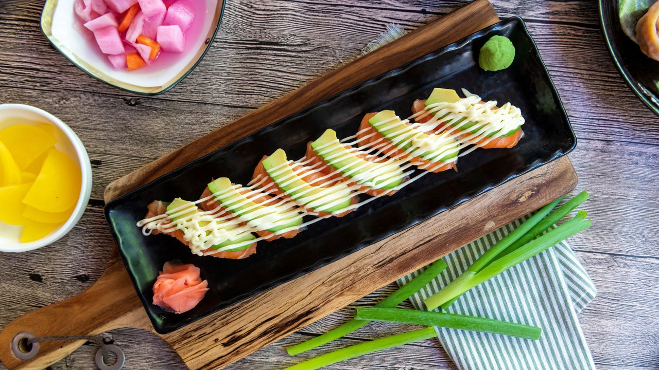 Salmon Avo 6pcs