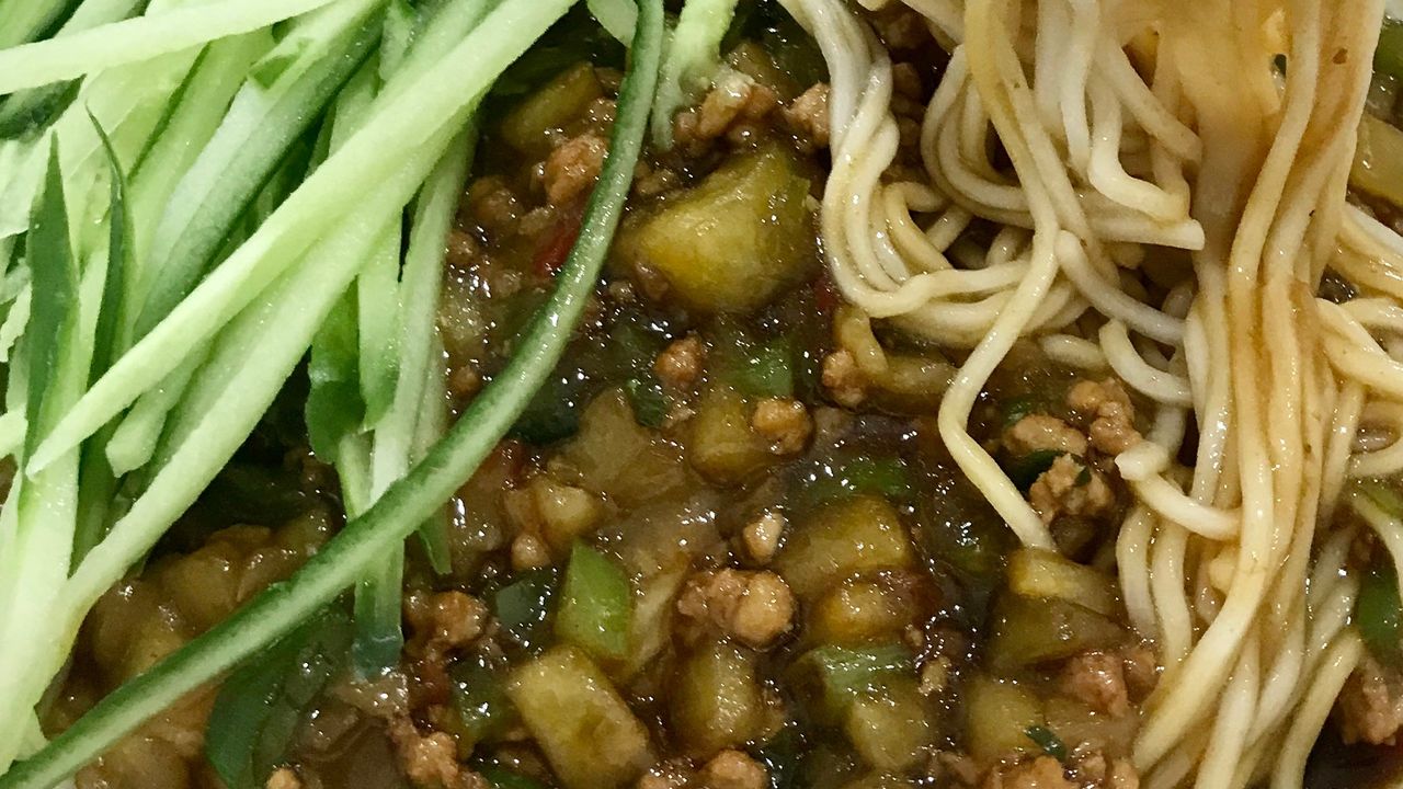 Dry Noodle with Eggplant and Pepper in Thick Sauce