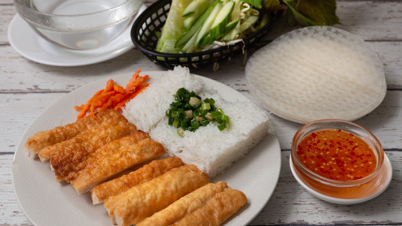 Steamed Fine Rice Vermicelli Cakes with Sugar Cane Prawn (Self Wrap)