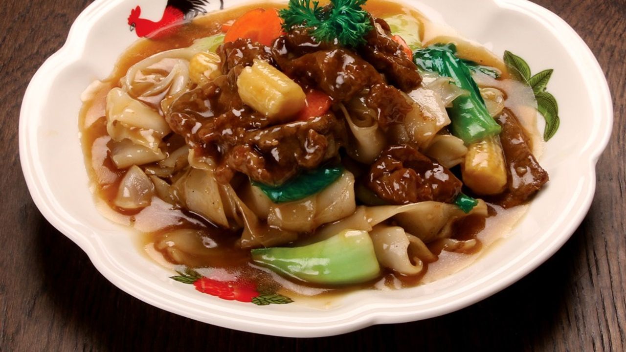 N21. Stir Fried Flat Noodles with Beef in Oyster Sauce