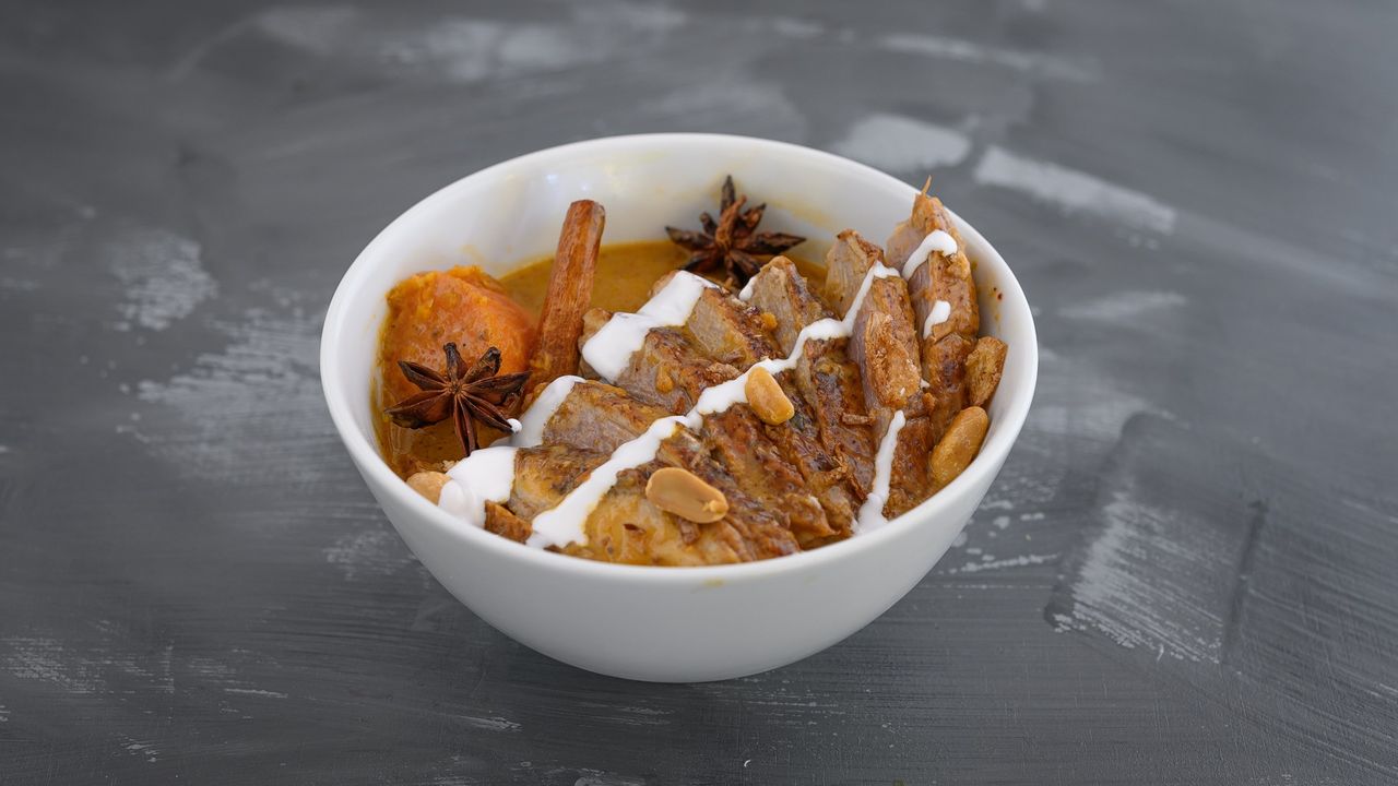 Main Massaman Duck Curry (served w/ complimentary rice)