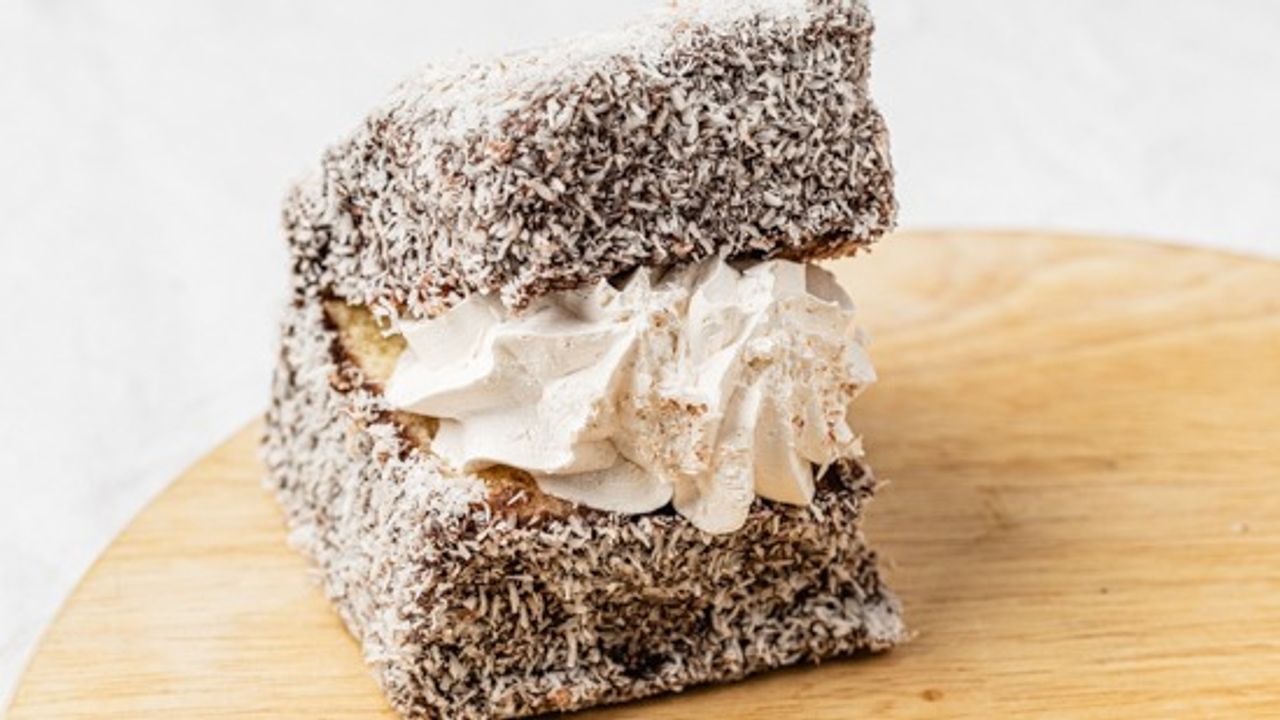 Lamington with Cream