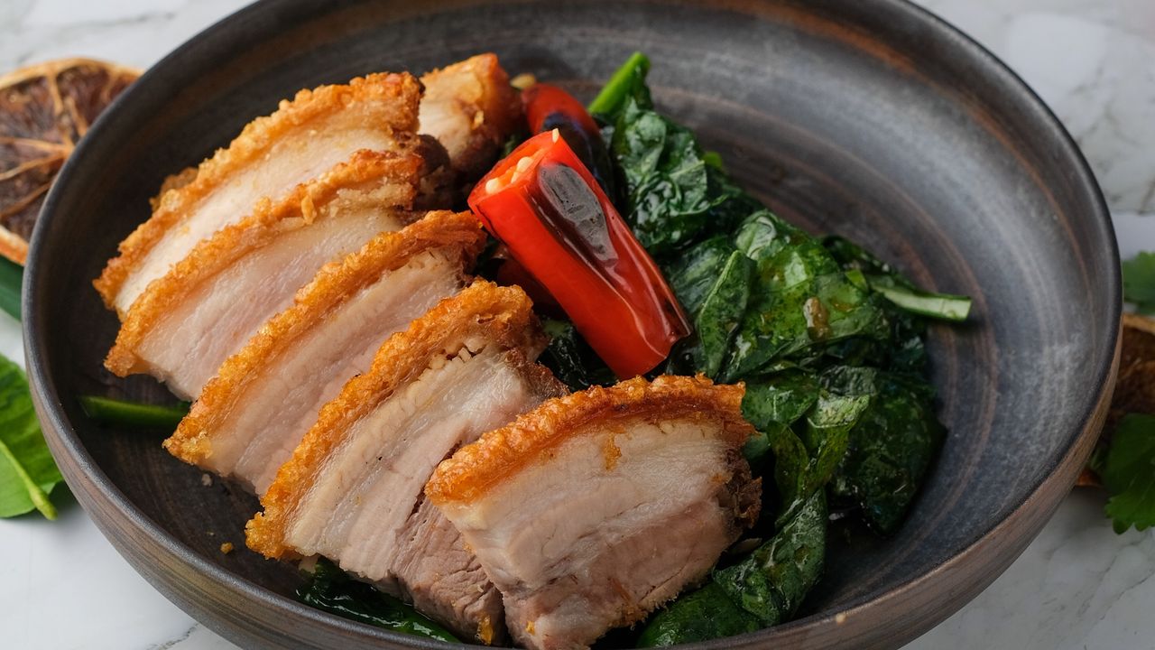 (New menu) Crispy Pork Stir-fried with Kai-lan (Chinese broccoli)