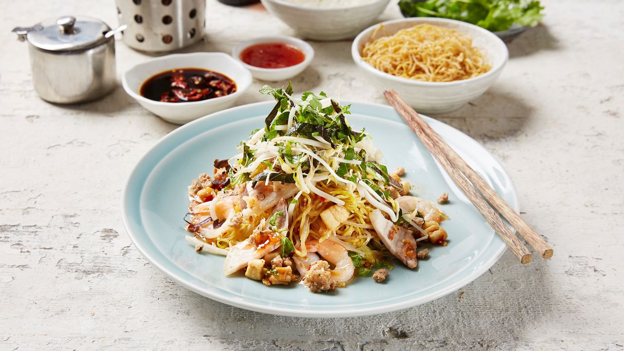 H4. Pork and Prawn Dry Combination Noodles / Hủ Tiếu Mì Khô Tôm Thịt