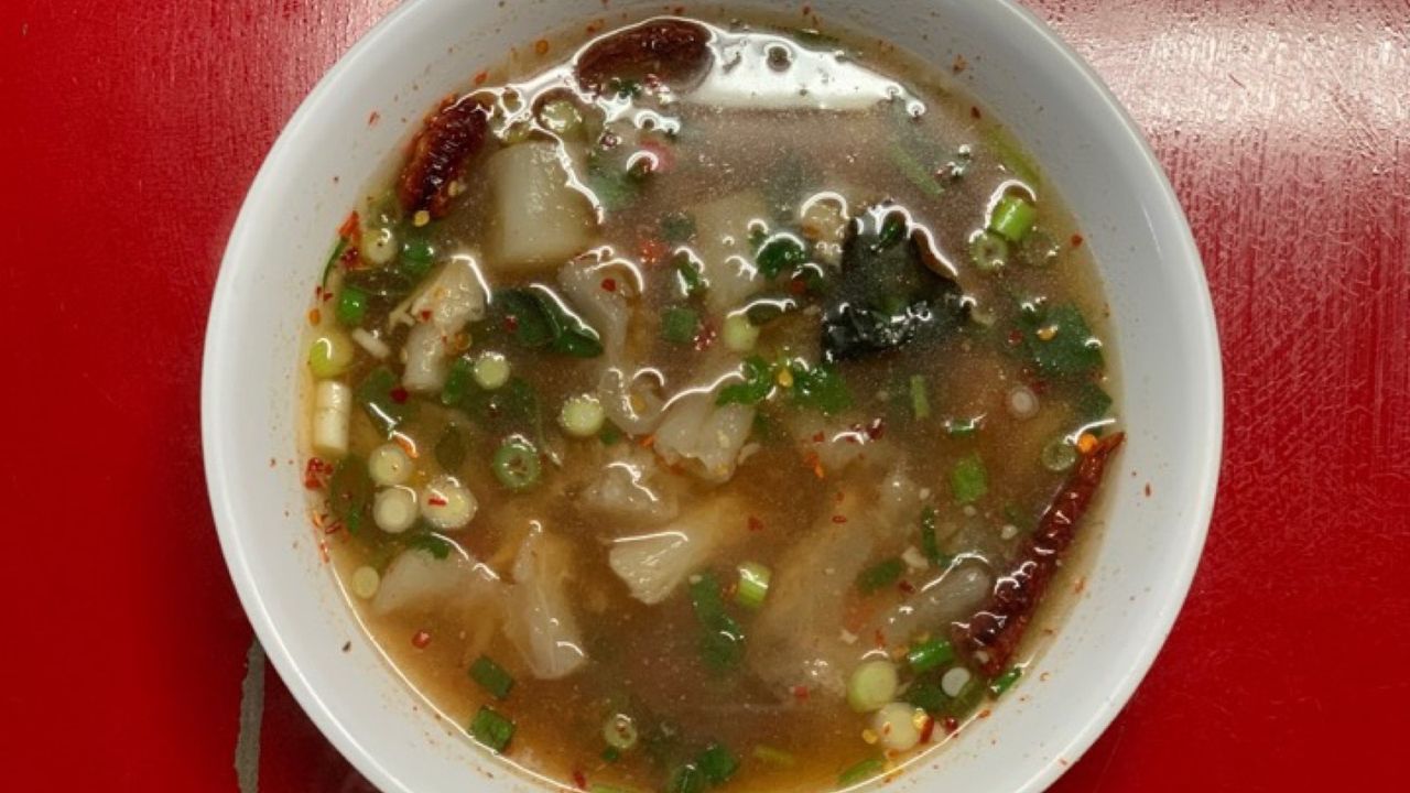 Spicy and sour soup with beef tendon ต้มแซ่บเอ็นแก้ว