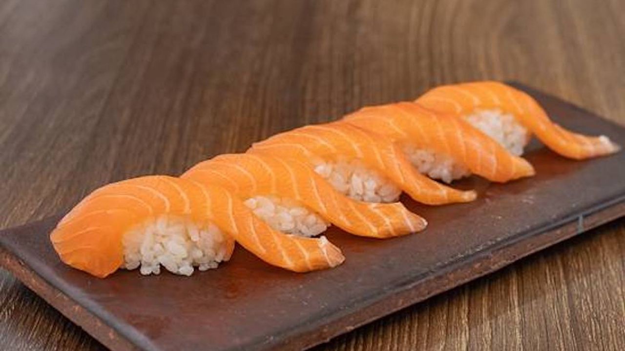 Salmon Nigiri (6 Pieces)