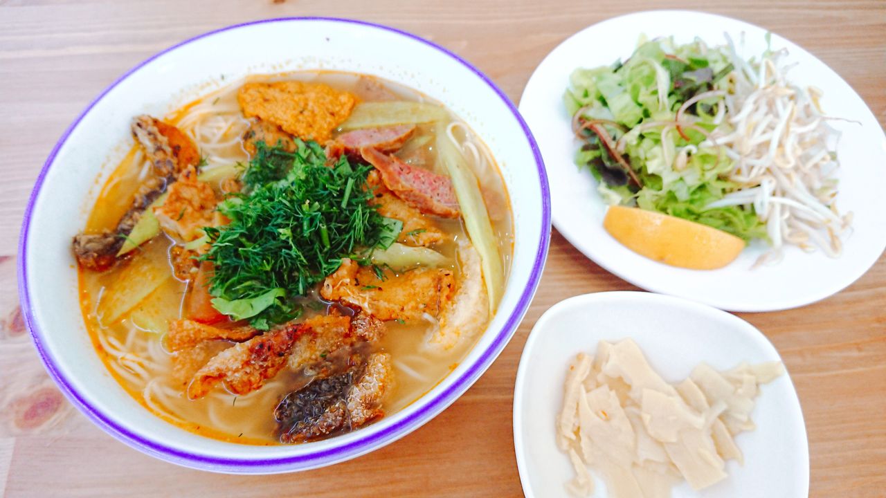 14. Bún Cá Cay Lạch Tray