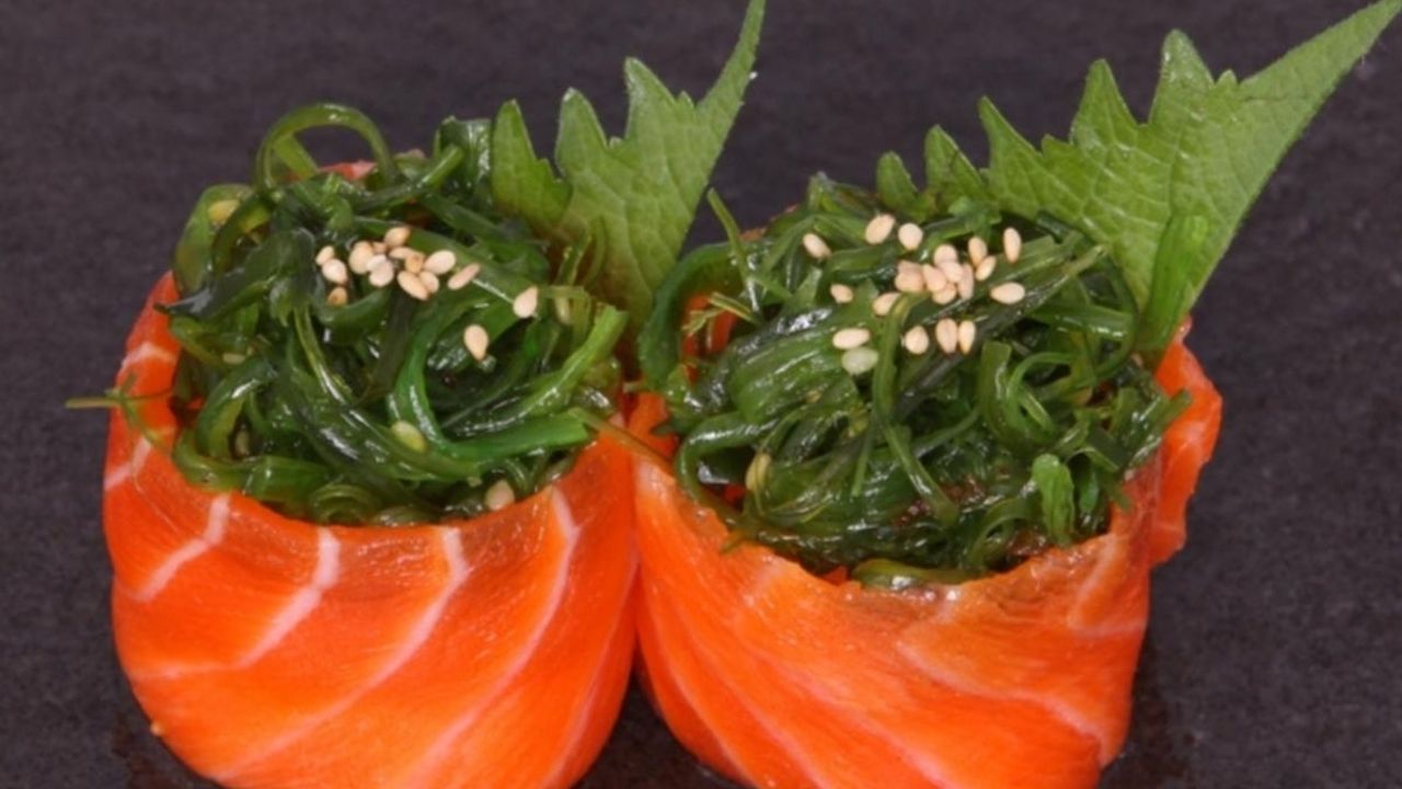 Seaweed Salad Salmon Wrap (5pcs)