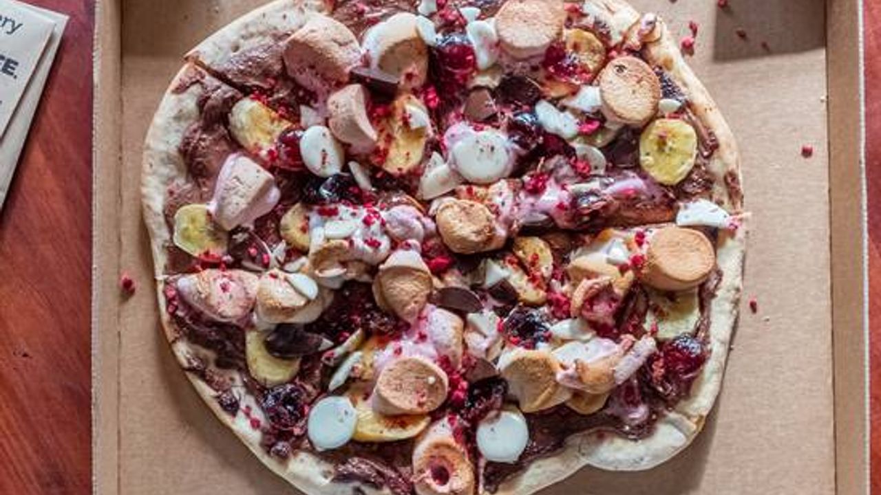 Nutella dessert pizza