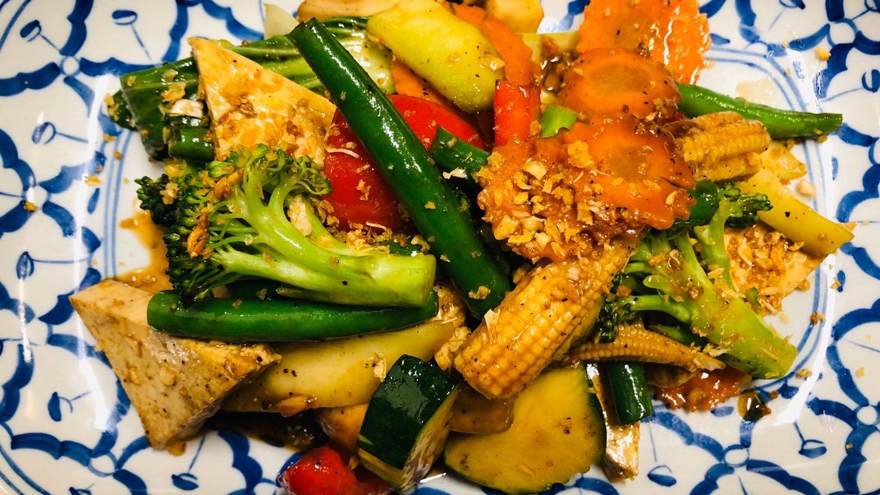 Thai Stir Fried Garlic and Pepper Sauce (Medium Hot)
