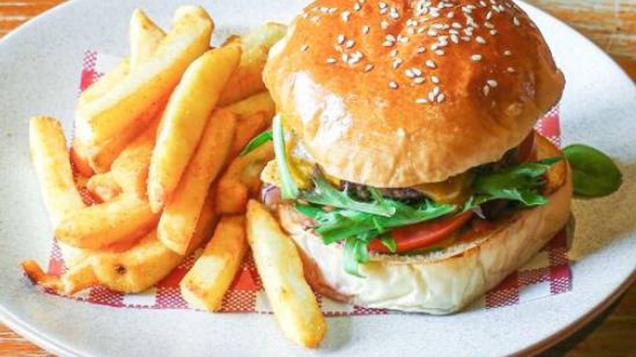 The Duke 2.1 Burger + Chips