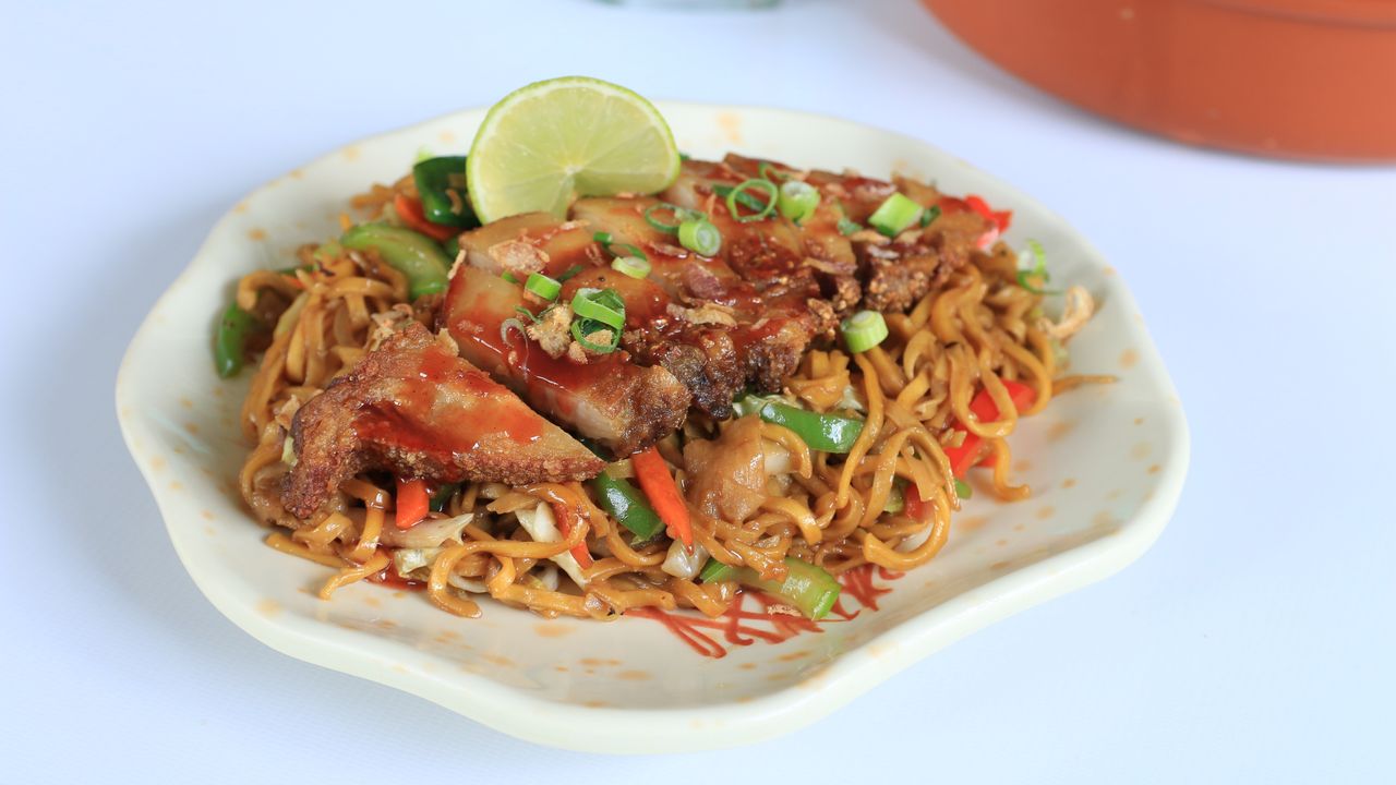 D23. Stir Fry Pork Belly Noodles