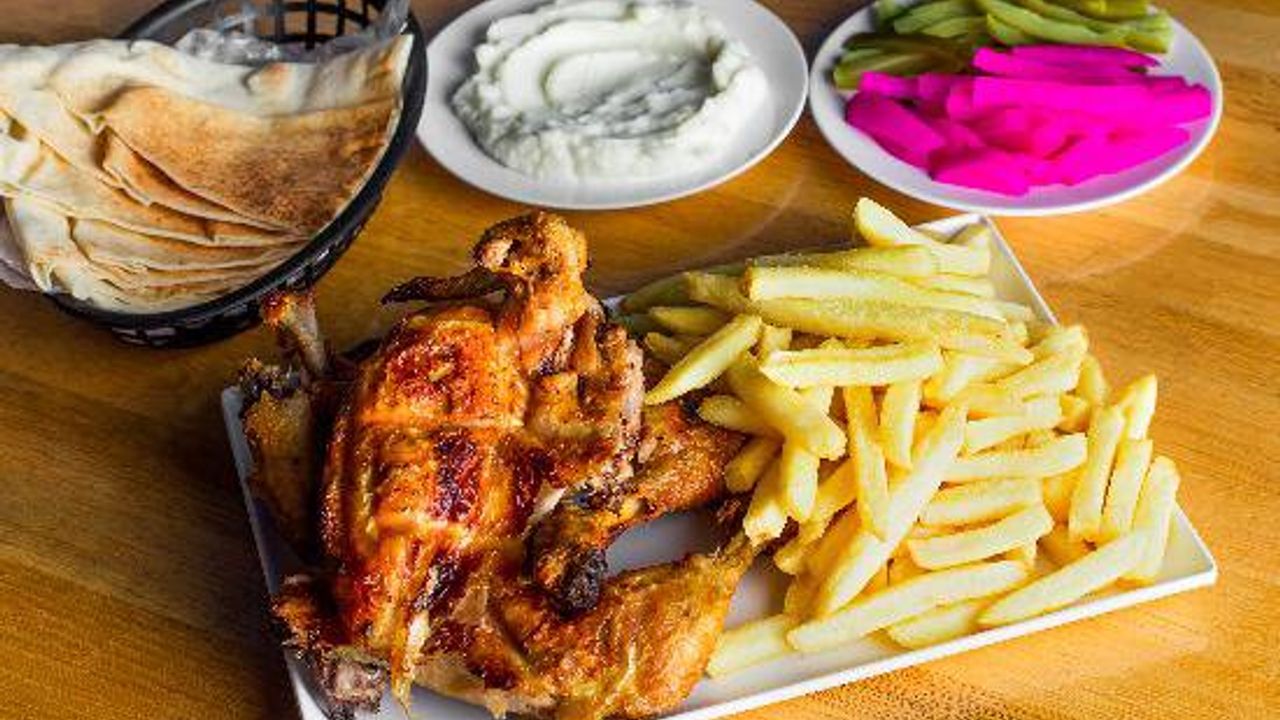 Chicken Plate (With chips, bread, pickles & garlic sauce)