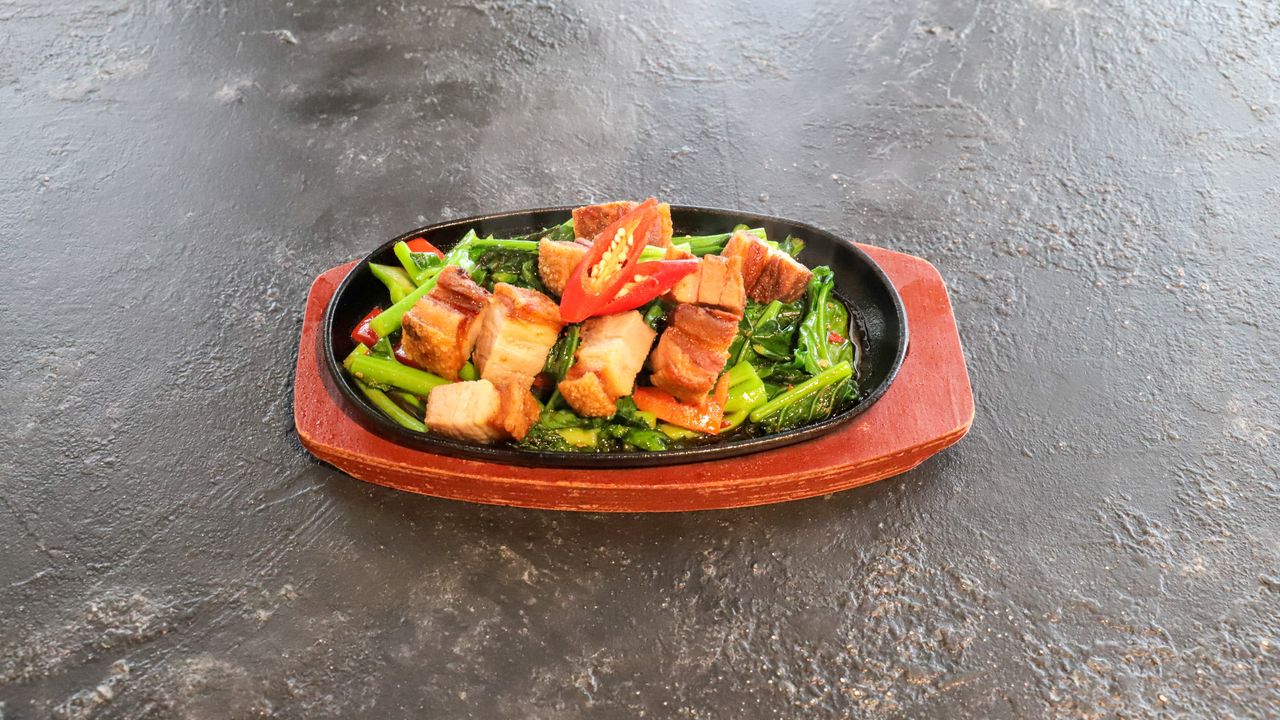 Crispy Pork Belly with Thai Broccoli on Hot Plate (spicy)