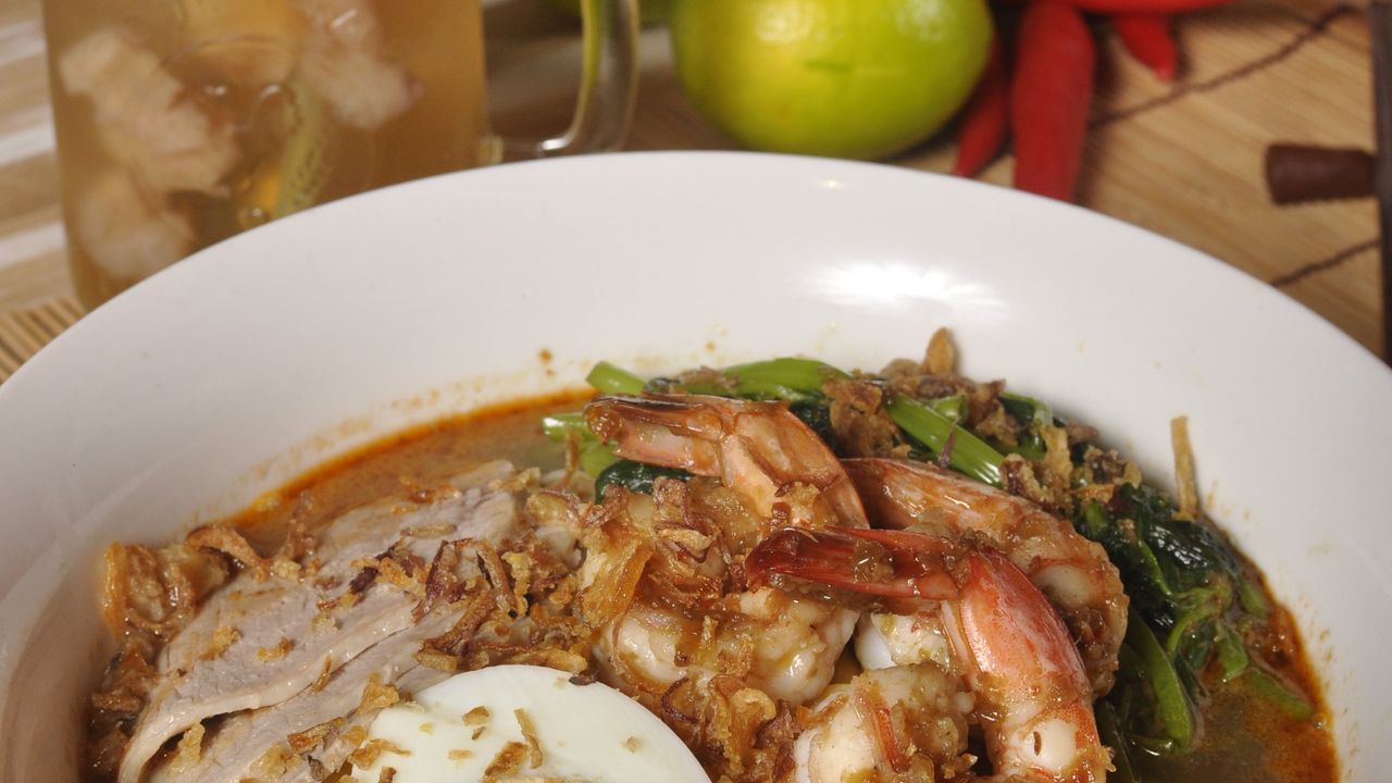 Har Mee (Prawn Noodle Soup)
