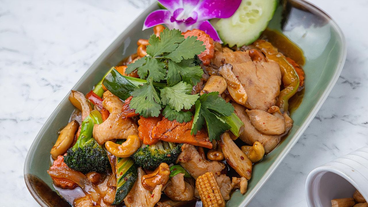 ST2. Stir-Fry with Cashew Nut (Pad Med Mamuang)