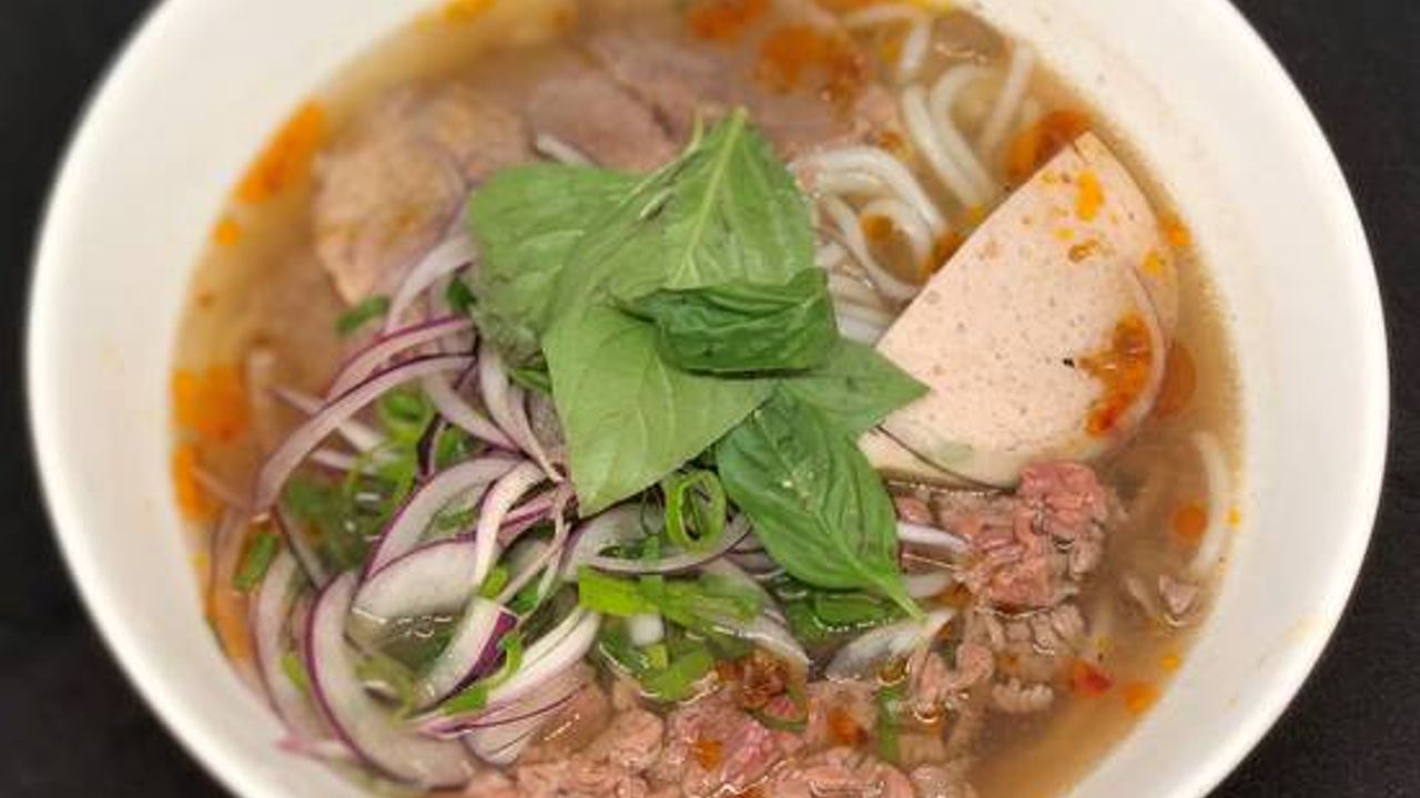 Vietnamese Spicy Lemongrass Beef Noodle Soup