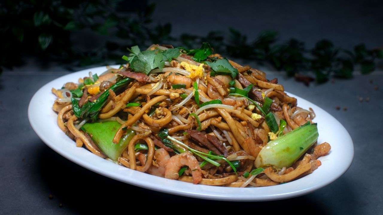 Fried Udon Noodles with BBQ Pork & Prawn