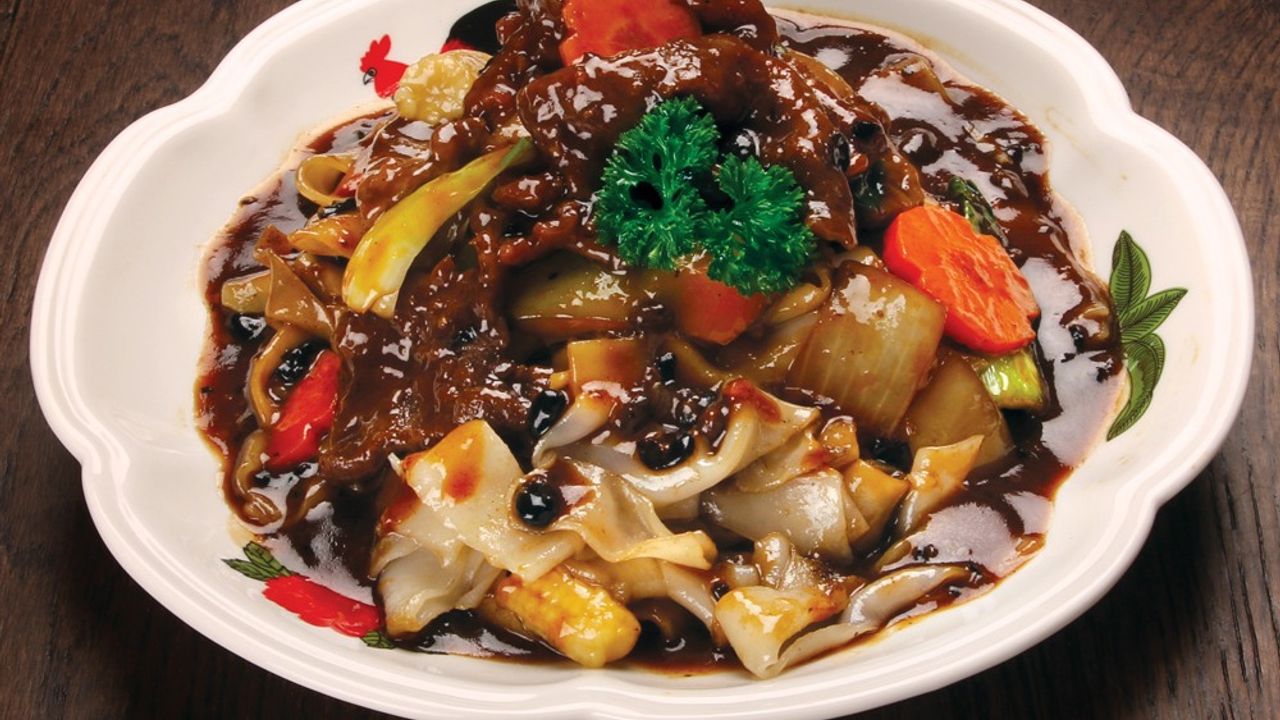 N5. Beef in Black Bean Sauce with Flat Noodles