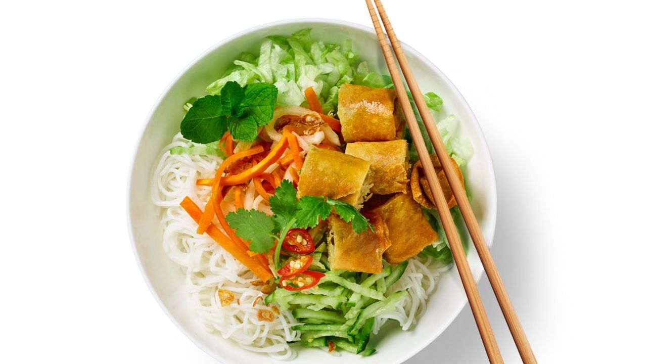 Home-Style Pork Spring Rolls (2610 kJ)