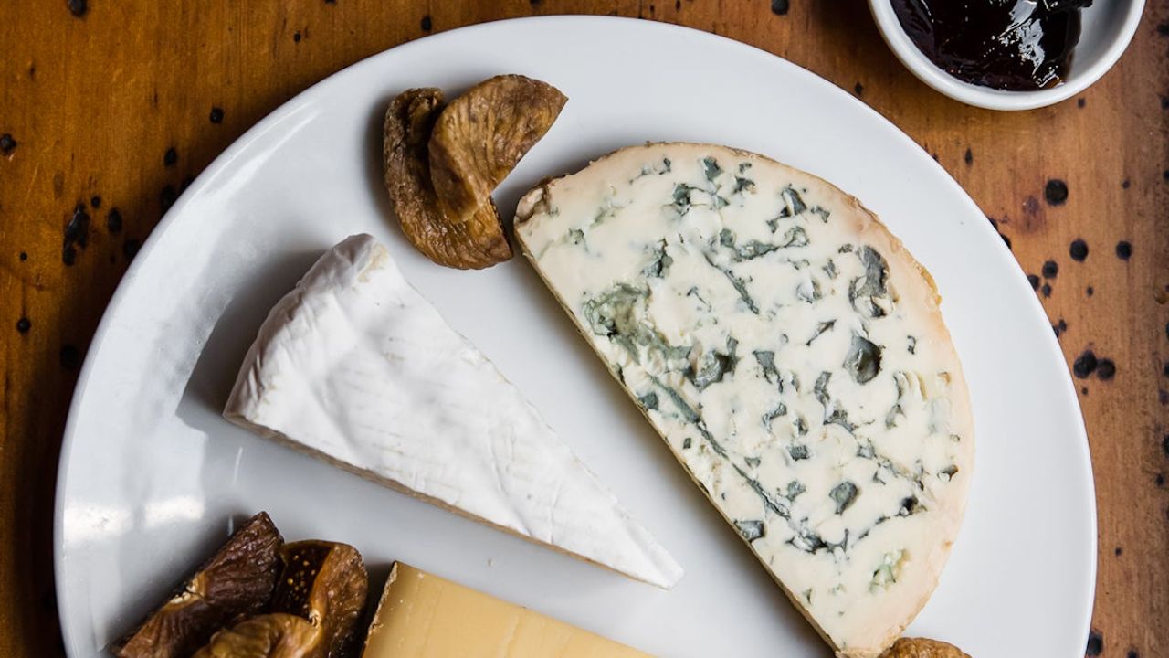 3x 100g Cheese Pack (Brie, Comte, Blue) with Crackers