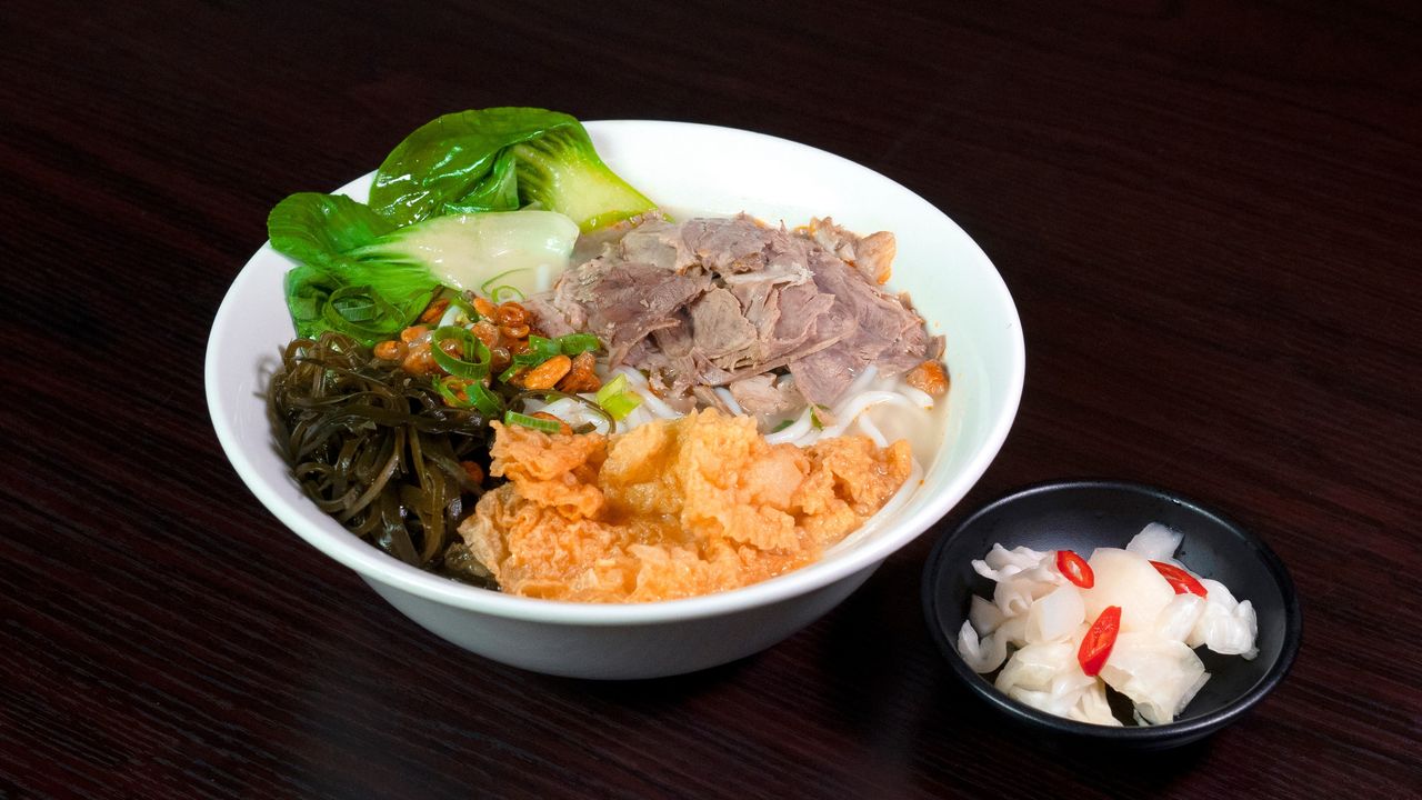 12. Beef Rice Noodle in Soup / 牛肉湯米粉