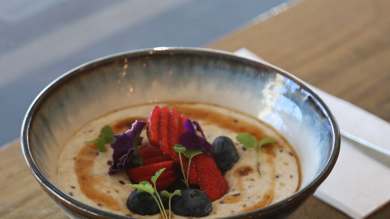 Fresh Berry Oat Porridge (V)