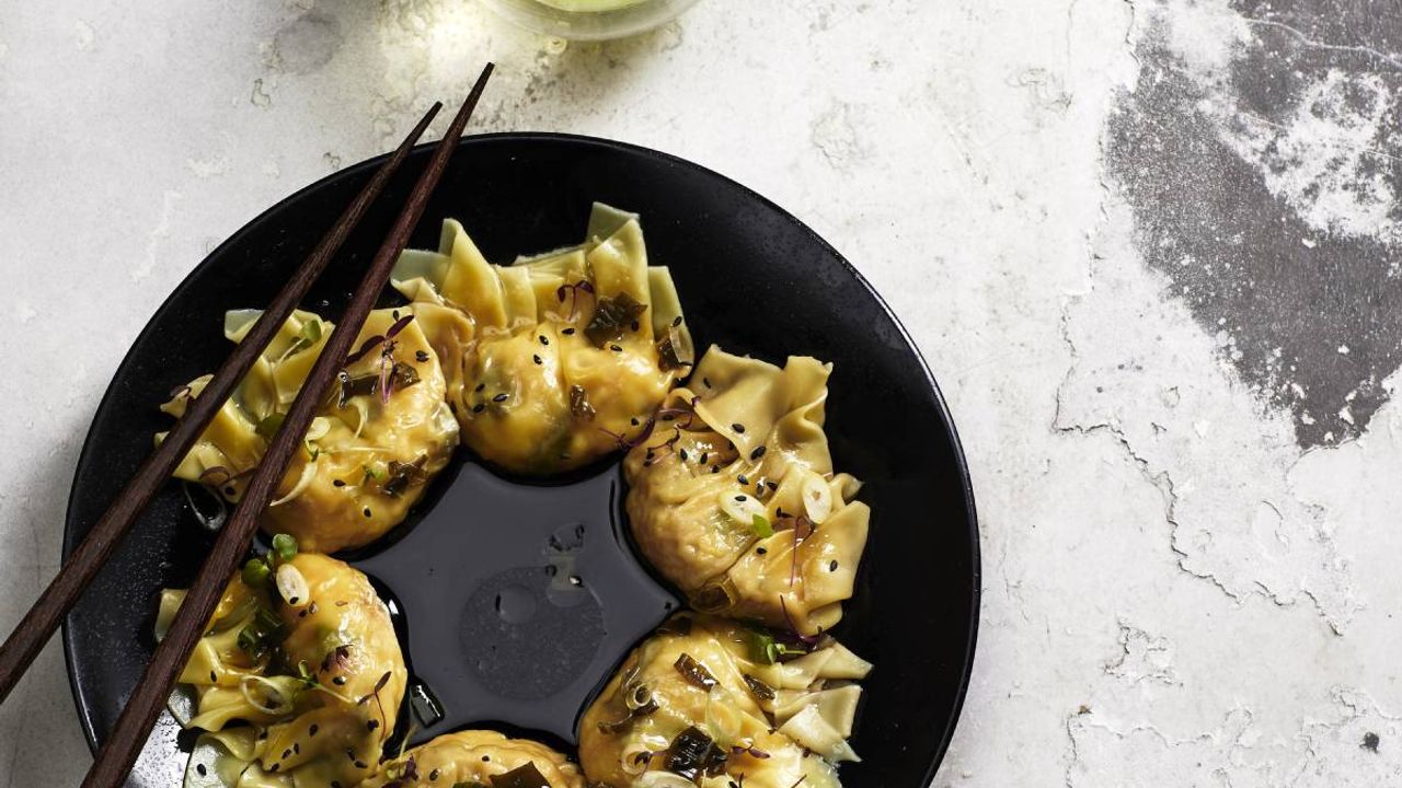 Prawn, Shallot, Wood Ear Mushroom, Sesame & Bamboo Dumplings (6)