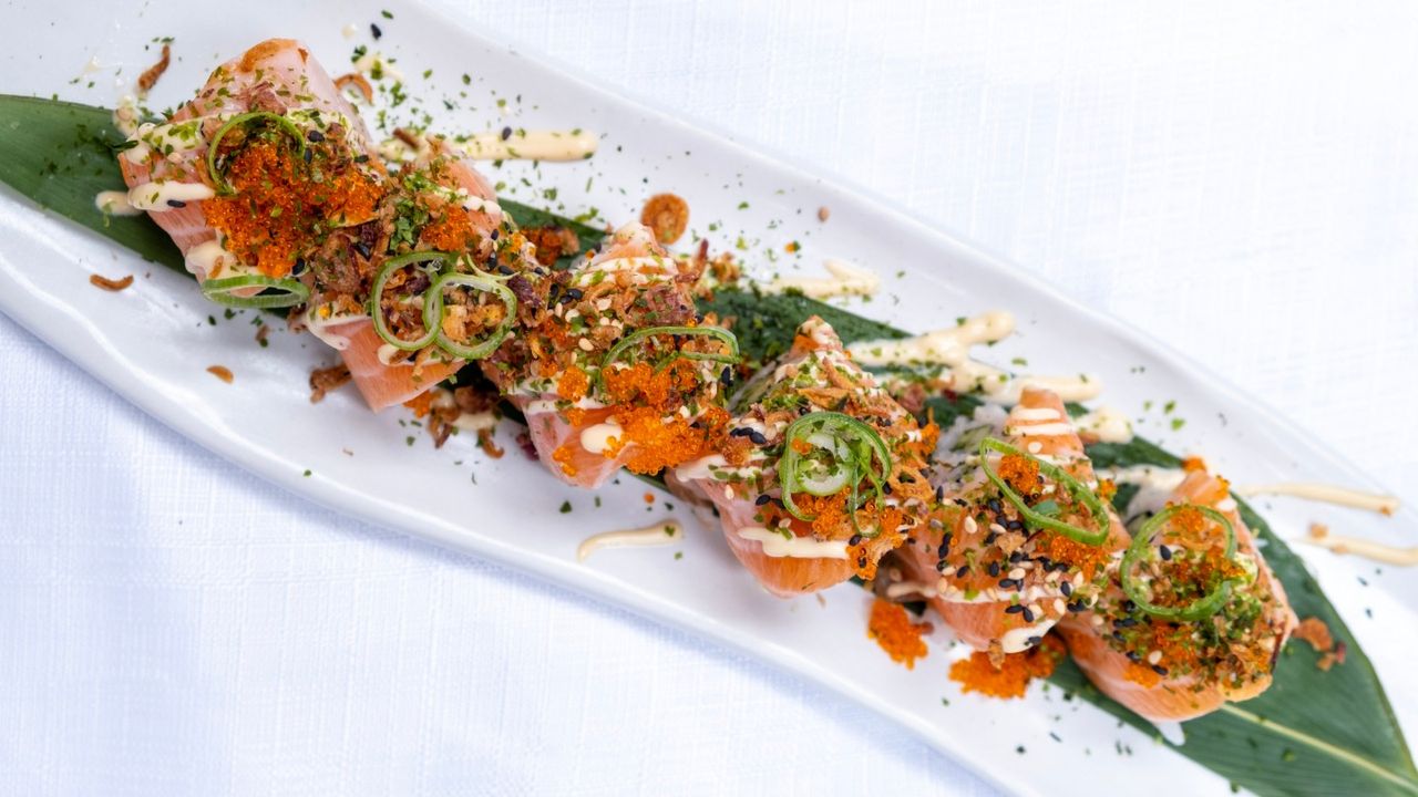 Inside-Out Salmon Roll (6 Pcs)