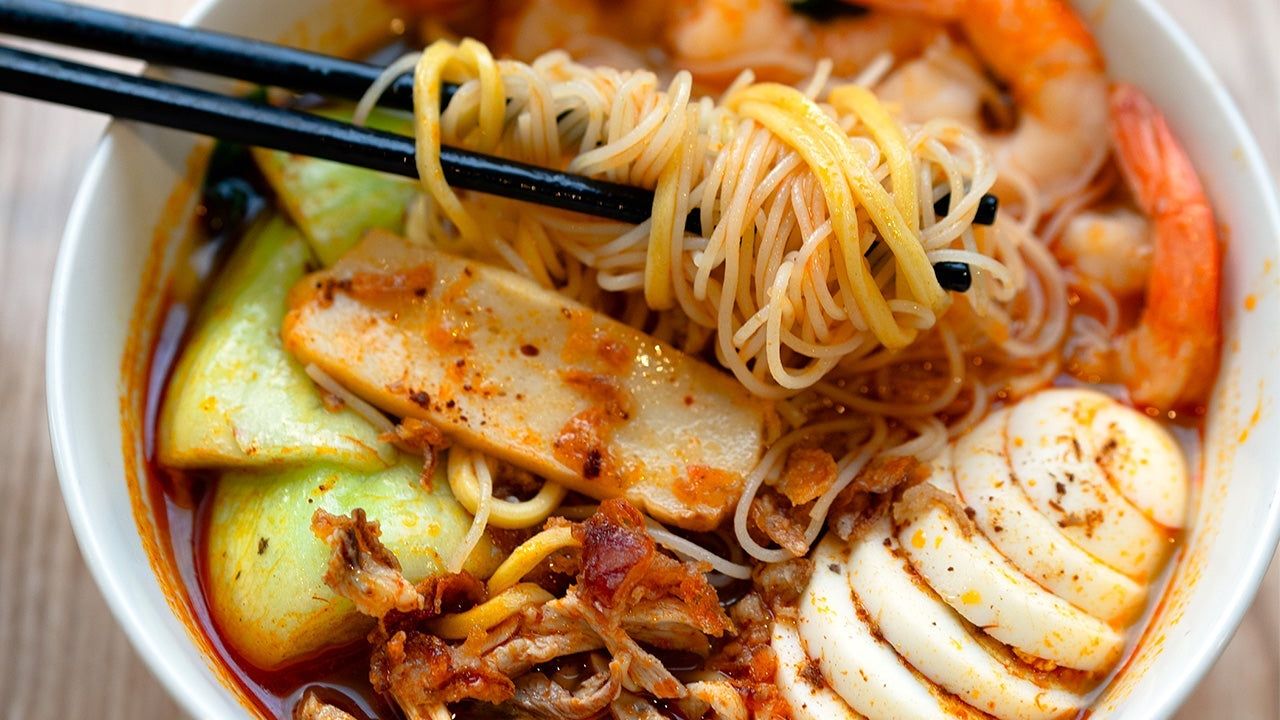 Malaysian Har Mee (Prawn Noodles Soup)