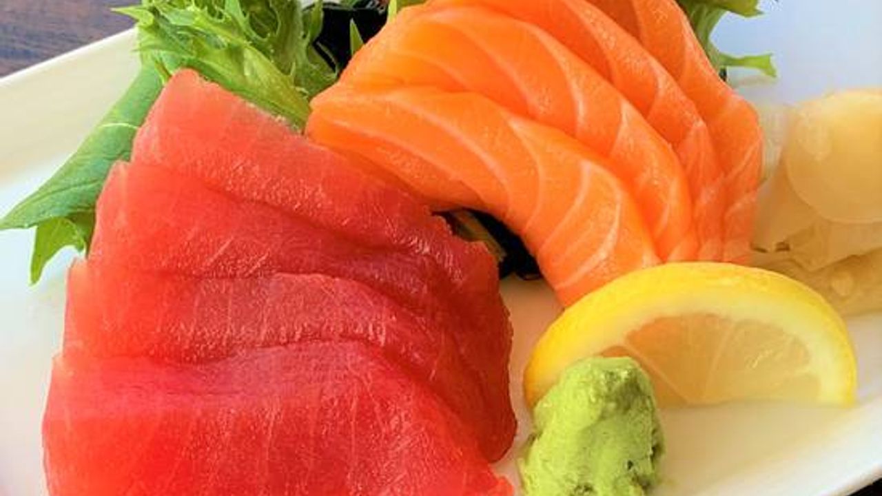 (8pcs) Salmon and Tuna Sashimi